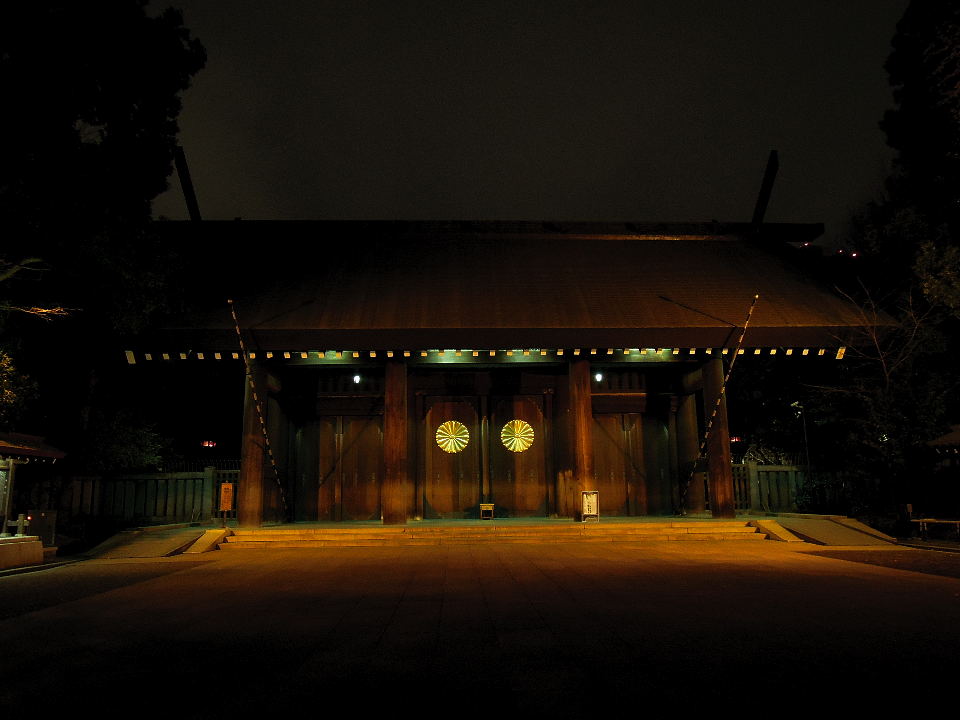 11年12月の靖国神社の門