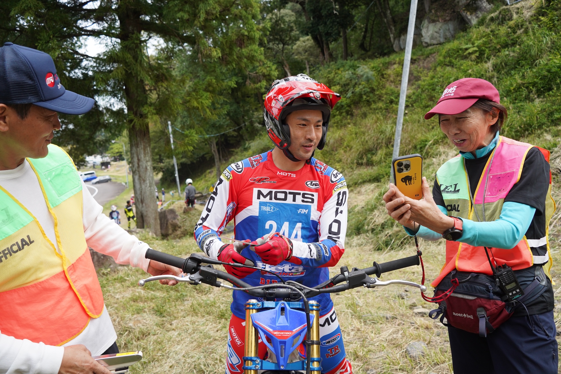 トライを終えた小川毅士選手。自分のスコアをスマホの画面で確認して納得しているの図。右側にスマホ、左側にパンチャーがいるけど、将来的にはスマホ係だけになるハズ