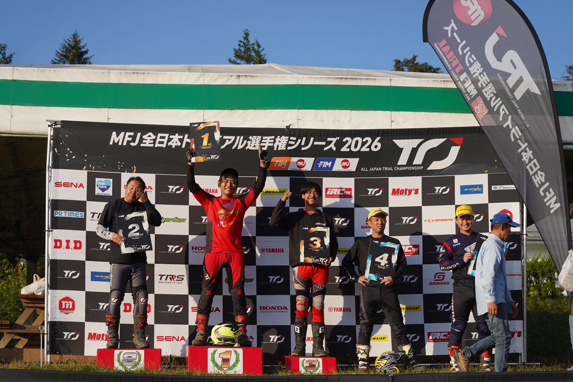 
国際B級表彰式。左から2位大内朋幸、優勝辻本雄河、3位関田志毅、4位楠貴裕、5位岩間隆介、6位西村健志