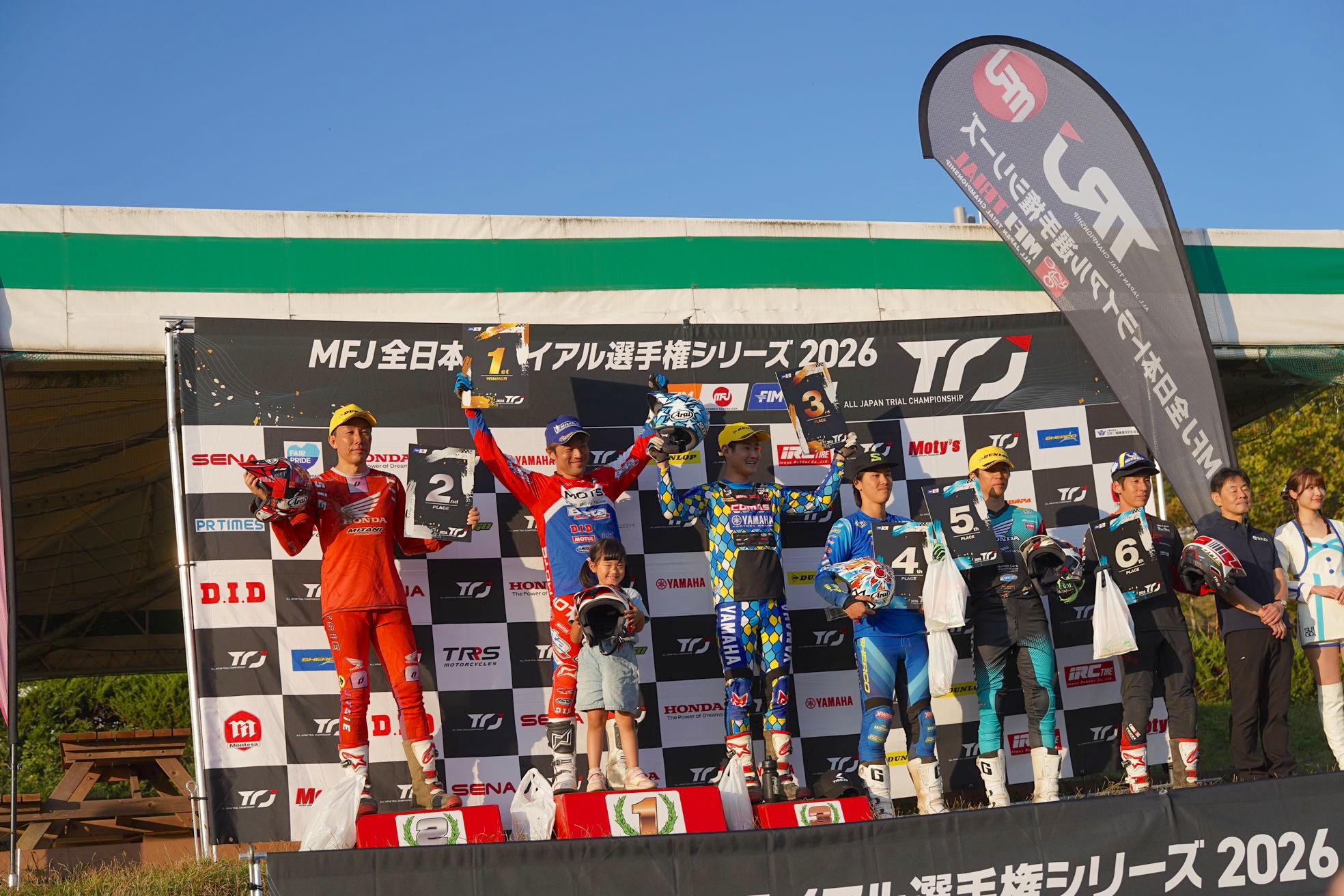 

左から、復活勝利を逃した2位小川友幸、優勝の小川毅士、3位氏川政哉、4位黒山陣、5位久岡孝二、6位柴田暁。
